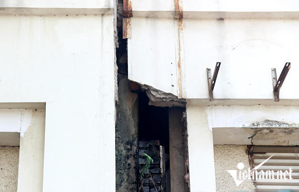 Tầng 1 chung cư nứt toác, hàng trăm hộ dân bất an