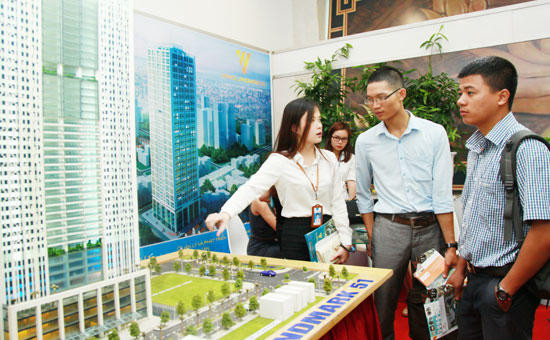 Khách hàng tìm hiểu thông tin dự án Hà Nội Landmark 51