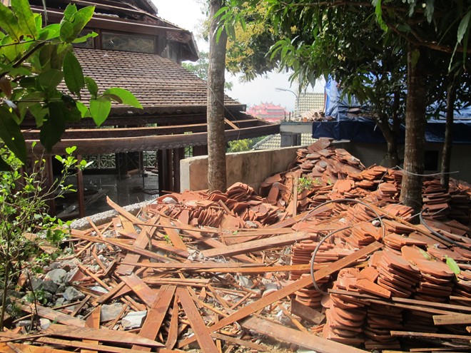 Thợ từ Bắc Ninh vào tháo dỡ biệt phủ không phép trên núi Hải Vân