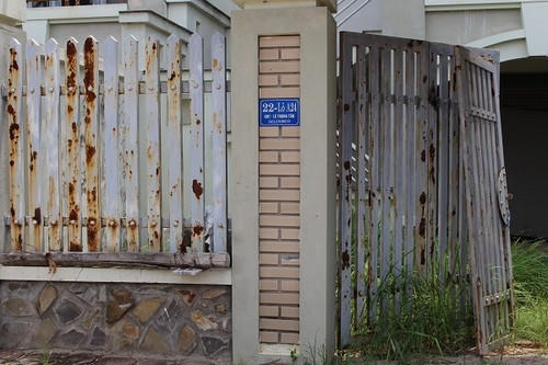 Hàng trăm biệt thự triệu USD thành chỗ trồng rau, nuôi gà