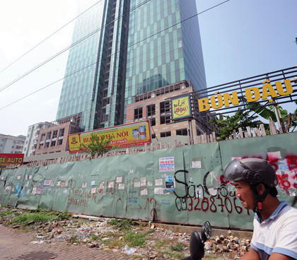 Công trình Dự án Apex Tower thành quán nhậu, hàng rửa xe