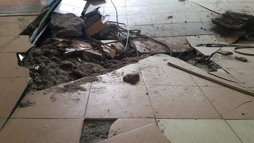 Dân chung cư hốt hoảng vì sàn nhà bất ngờ sập trong đêm