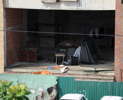 Công trình Dự án Apex Tower thành quán nhậu, hàng rửa xe