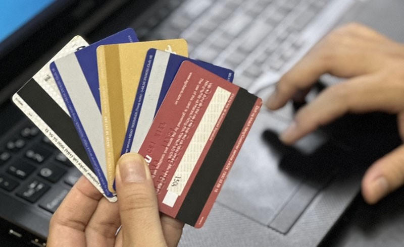 Thuê người mở tài khoản ngân hàng, quét sinh trắc học giao dịch hàng trăm tỷ đồng để rút tiền lừa đả