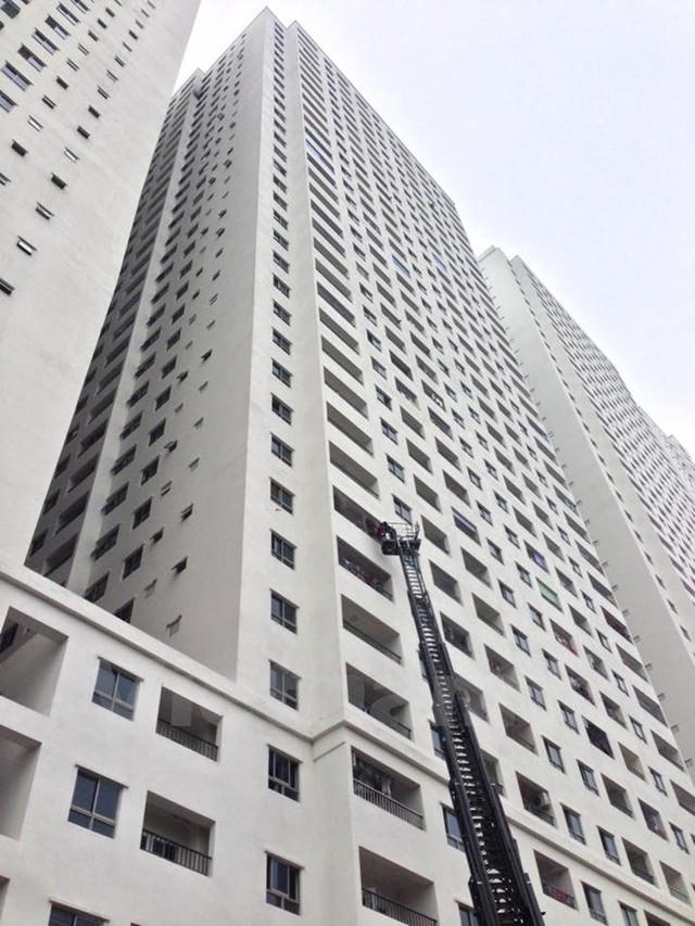 Đám cháy xảy ra ở tầng khá cao trong tòa nhà HH4a.