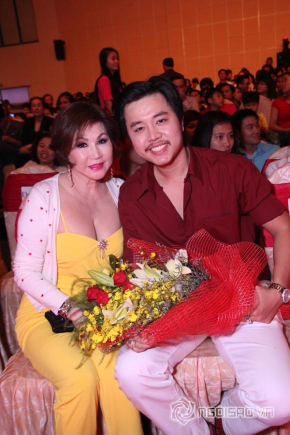 Người tình U60 thắm thiết cùng Vũ Hoàng Việt đi xem ca nhạc