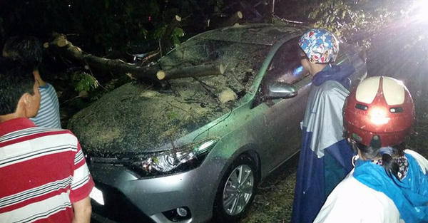 Dù đi bộ hay đi xe, bạn cũng phải thuộc lòng 3 bí kíp sinh tồn này giữa mùa "Sài Gòn thất thủ"