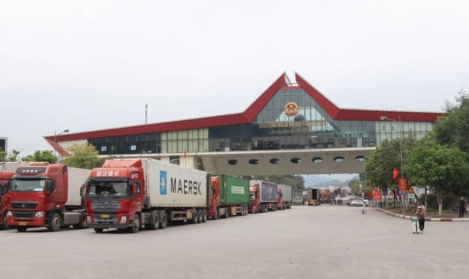 Thông quan tại các cửa khẩu Lạng Sơn khởi sắc, xe chờ xuất khẩu giảm mạnh