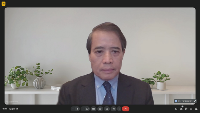 GS, TS. Vũ Minh Khương, giảng viên Trường Chính sách công Lý Quang Diệu - Singapore tham gia trực tuyến. Ảnh: VGP