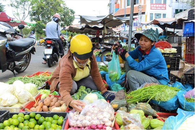 Giá rau xanh tại Hà Nội, Tp.HCM tăng chóng mặt