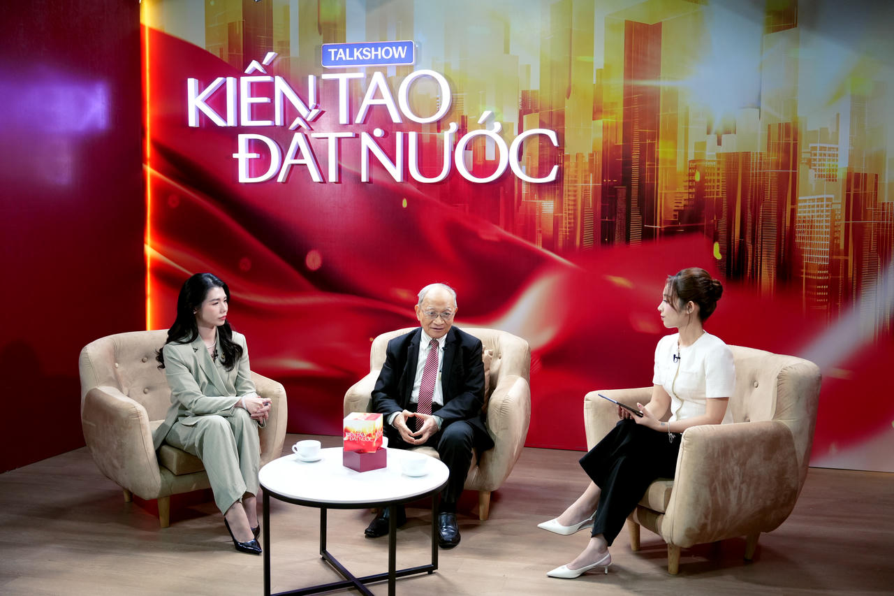 TS. Lê Đăng Doanh, Nguyên Viện trưởng Viện Nghiên cứu Quản lý Kinh tế Trung ương và Bà Thi Anh Đào – Giám đốc Khối Marketing, Masterise Group chia sẻ tại Talkshow Kiến tạo Đất nước, chủ đề “Kết nối để cất cánh”.