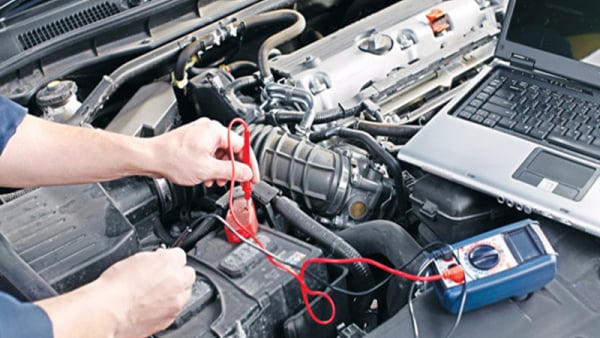 Doanh nghiệp bán phụ tùng cho đơn vị sửa chữa tại địa phương khác thì dùng phiếu xuất kho hay hóa đơn?