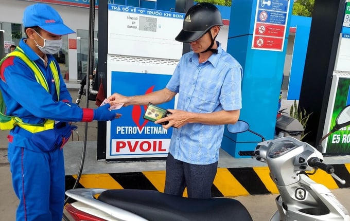 Giá xăng, dầu giảm nhẹ trong ngày 20/11