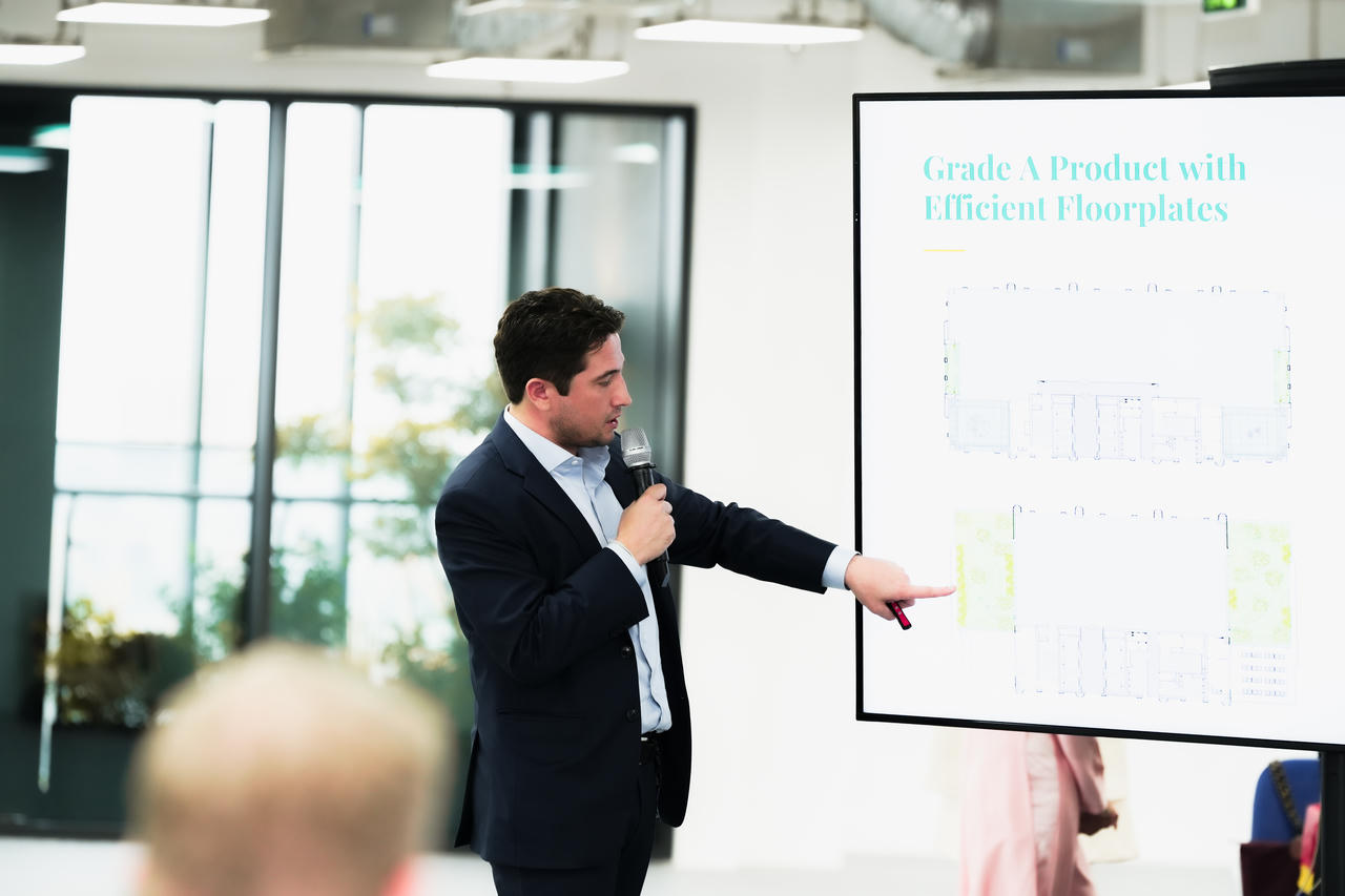 Ông William Gramond – Giám đốc Bộ phận Cho Thuê Thương Mại, Savills Hà Nội – chia sẻ góc nhìn về nhu cầu văn phòng chất lượng cao.