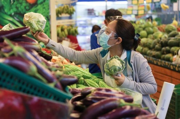 Tp.HCM siết nguồn cung hàng thiết yếu, không nâng giá rau bất hợp lý sau mưa lũ