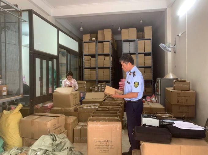 Hà Nội thu giữ số lượng lớn sản phẩm nghi giả nhãn hiệu ZARA