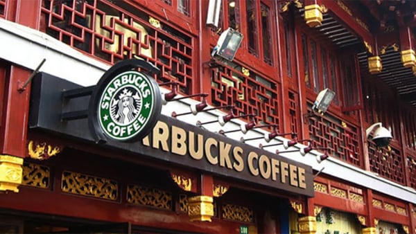 Các thương hiệu quốc tế ở Trung Quốc đua nhau bán mình