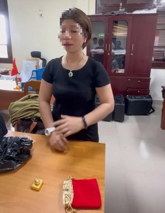 Vận chuyển gần 13 lượng vàng và pháo nổ từ Lào về Việt Nam để bán kiếm lời