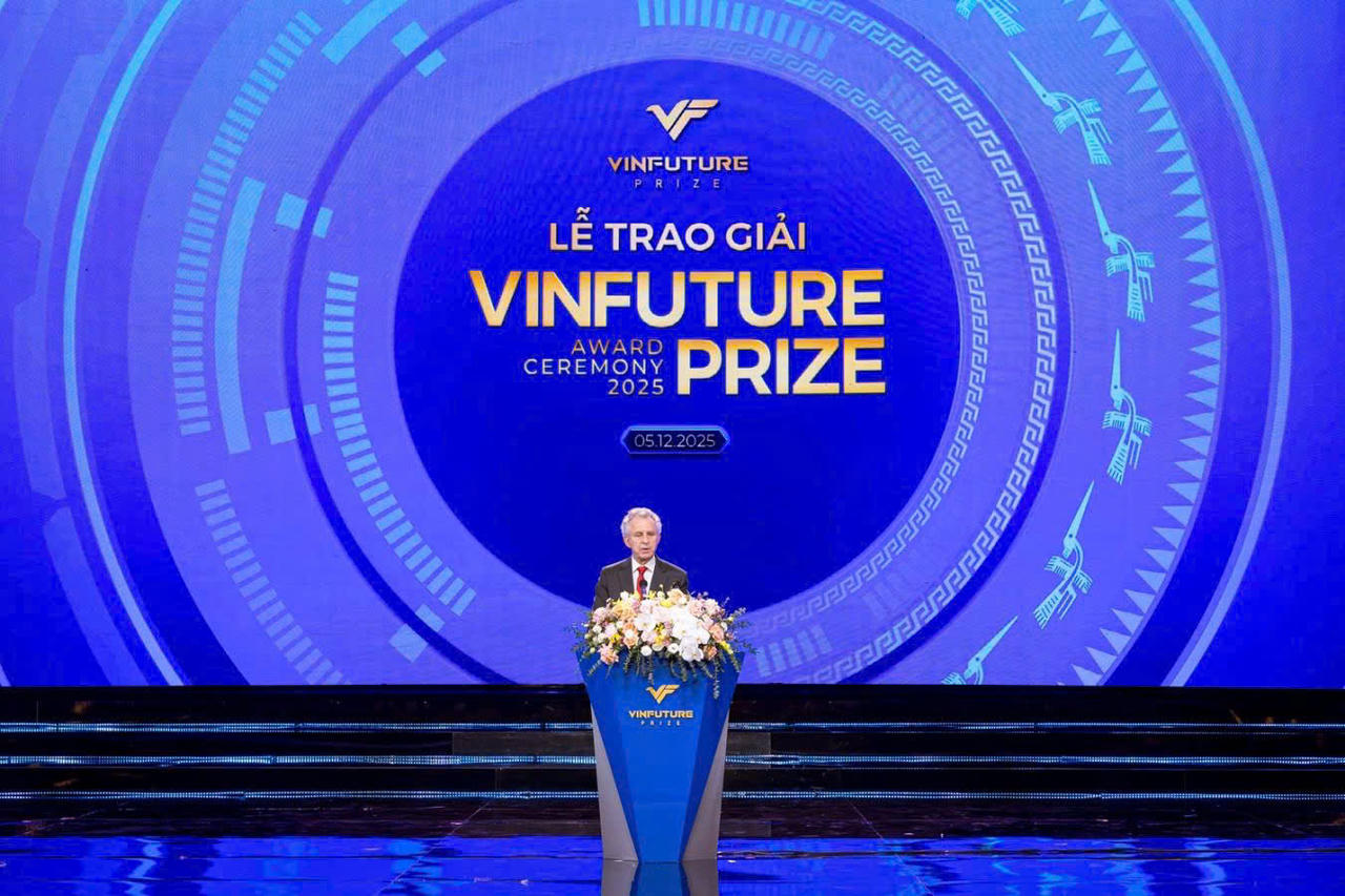GS. Richard Friend, Chủ tịch Hội đồng Giải thưởng chia sẻ thông điệp chính của VinFuture mùa thứ 5:“Cùng vươn mình – Cùng thịnh vượng”.