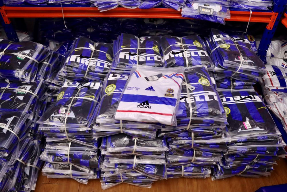 Phát hiện điểm chứa gần 6.500 bộ quần áo nghi giả Nike, Adidas bán trên sàn thương mại điện tử - ảnh 2