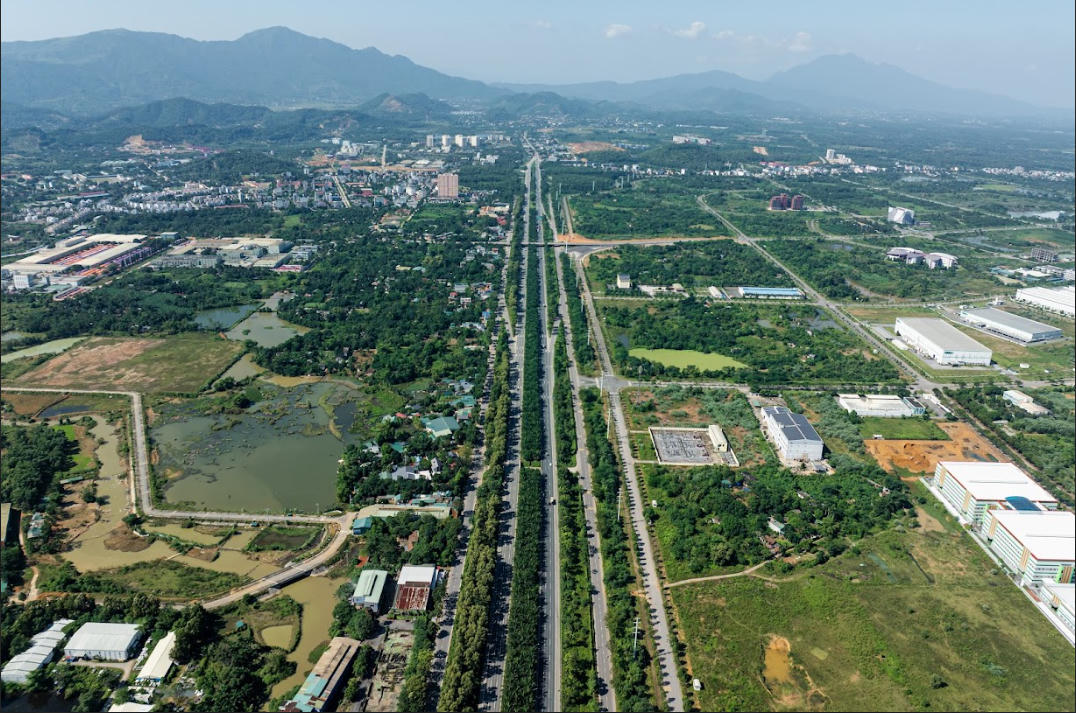 Đoạn mặt đất và trên cao bắt đầu từ sau Trung tâm Hội nghị Quốc gia, tiếp tục men theo đại lộ Thăng Long và kết thúc tại Hòa Lạc