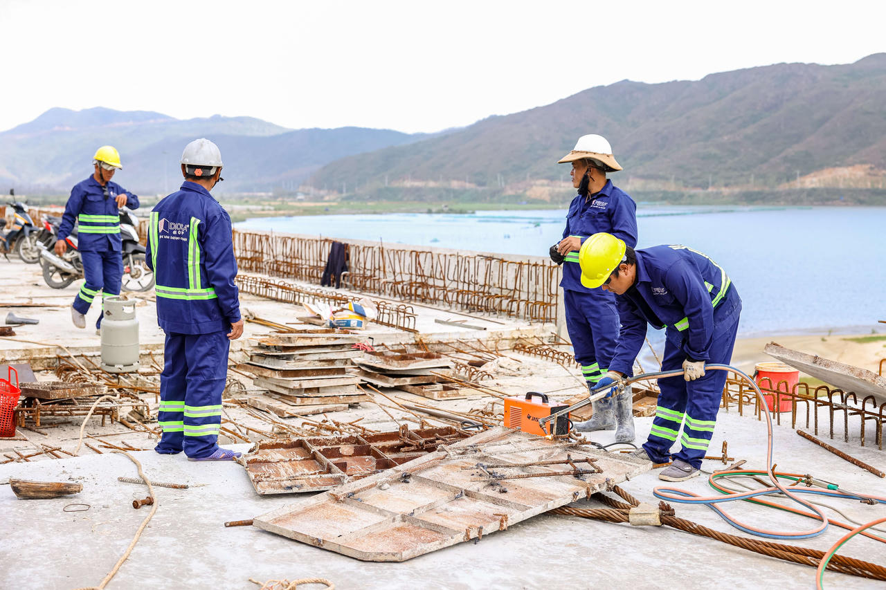 Công nhân cấp tập thi công để đảm bảo công trình về đích đúng hẹn.