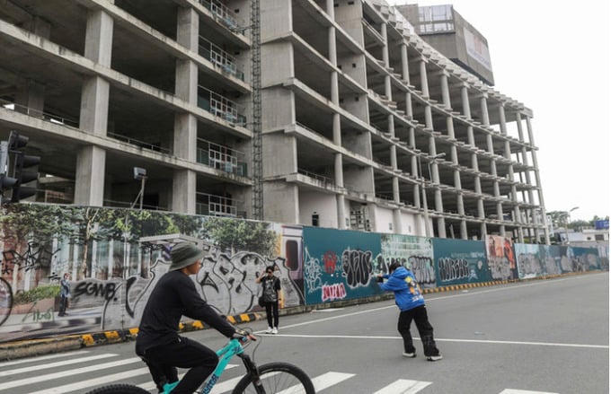 Sau khi hoàn thành phần hầm, dự án từng phải dừng thi công trong giai đoạn 2012–2013, sau đó được tái khởi động vào giữa năm 2020 nhưng tiếp tục rơi vào trạng thái đình trệ kéo dài.
