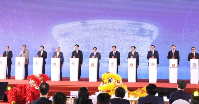 Thủ tướng Chính phủ cùng các Bộ, ban, ngành, lãnh đạo Thành phố, đơn vị triển khai dự án thực hiện nghi lễ khởi công Dự án.