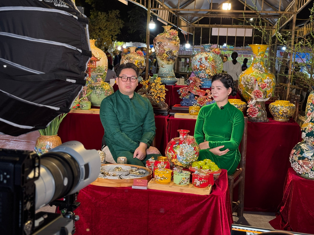 Gốm Bát Tràng lên sóng livestream: Câu chuyện nghề lan tỏa trong thời đại số&nbsp;