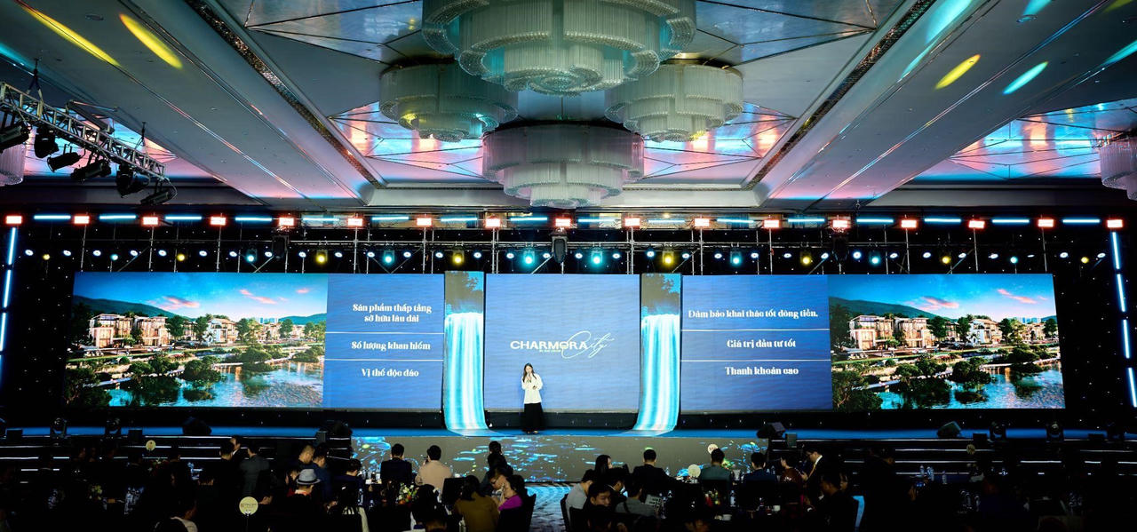 Nhà đầu tư lắng nghe chia sẻ về quy hoạch tổng thể và định hướng phát triển của đại đô thị Charmora City.