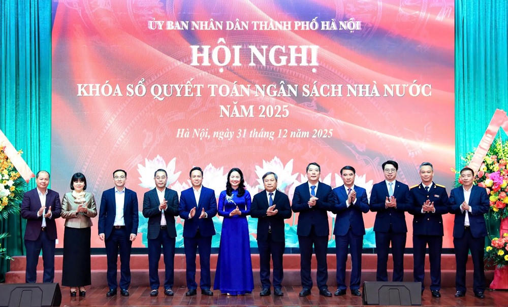 Lãnh đạo TP Hà Nội và Bộ Tài Chính chụp ảnh cùng các đơn vị ngành tài chính