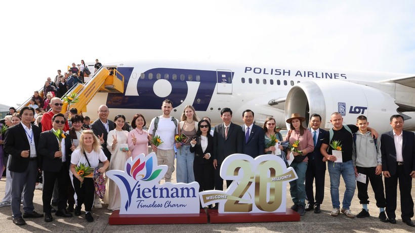 Cú 'đại nhảy vọt' của du lịch Việt năm 2025: Doanh thu vượt 1 triệu tỷ đồng, lập kỷ lục chưa từng có trước - ảnh 1