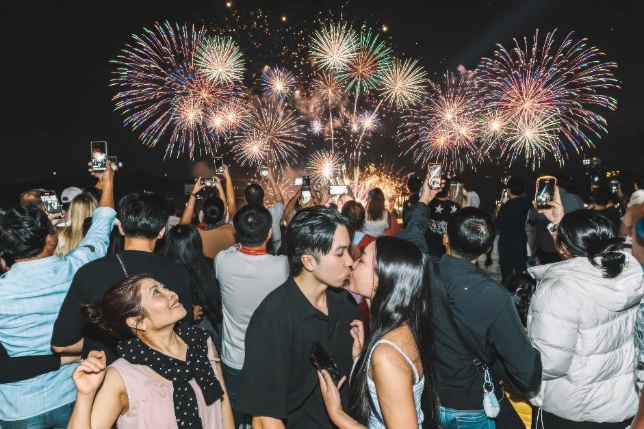 Không khí countdown 2026 rực rỡ ánh sáng, rộn ràng âm thanh và rạo rực cảm xúc tại các trung tâm lễ hội “họ Vin”