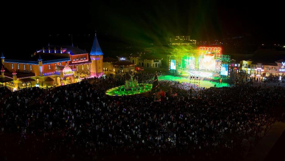 Không khí countdown 2026 rực rỡ ánh sáng, rộn ràng âm thanh và rạo rực cảm xúc tại các trung tâm lễ hội “họ Vin”