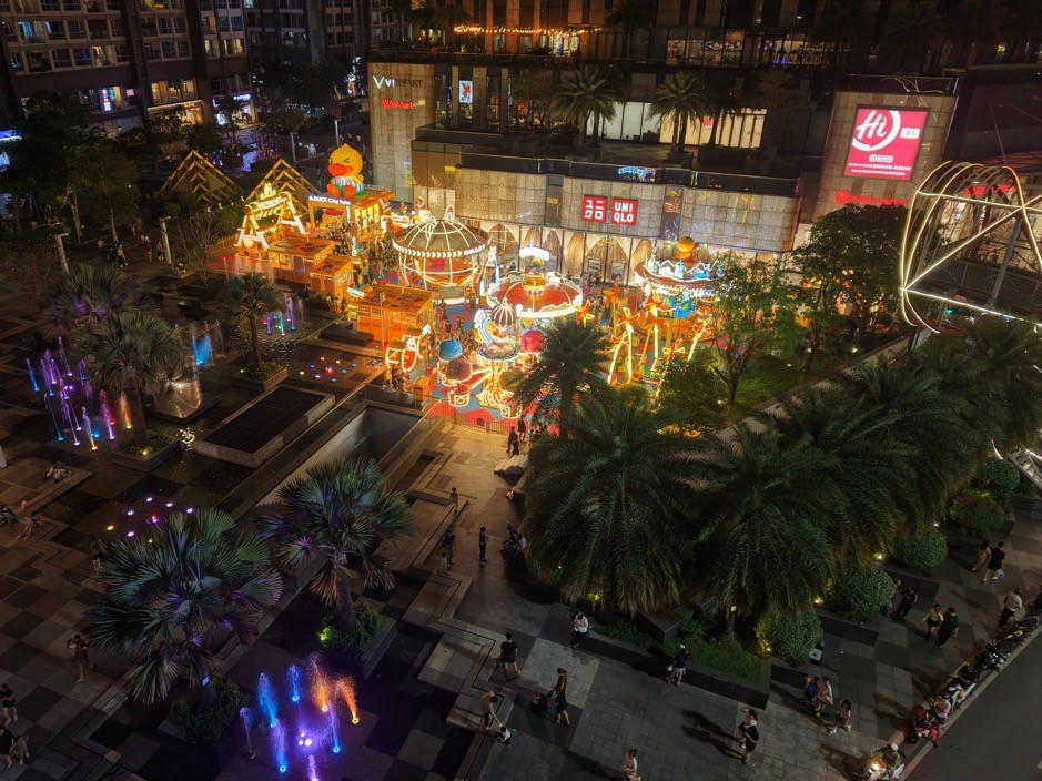 Không khí countdown 2026 rực rỡ ánh sáng, rộn ràng âm thanh và rạo rực cảm xúc tại các trung tâm lễ hội “họ Vin”