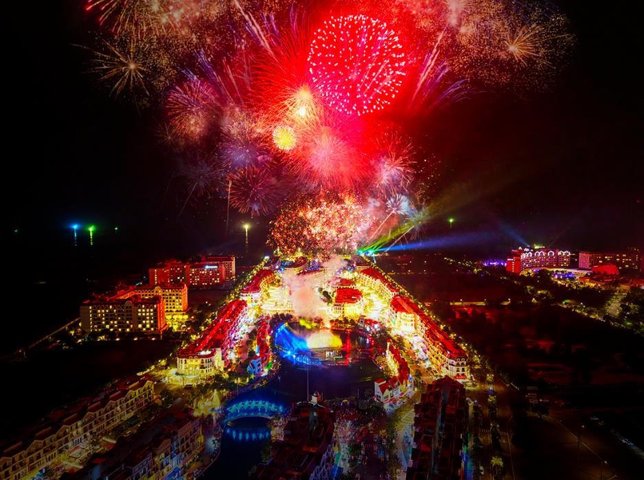 Không khí countdown 2026 rực rỡ ánh sáng, rộn ràng âm thanh và rạo rực cảm xúc tại các trung tâm lễ hội “họ Vin”