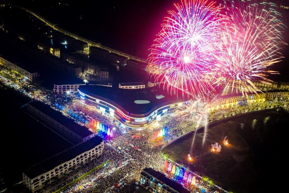 Không khí countdown 2026 rực rỡ ánh sáng, rộn ràng âm thanh và rạo rực cảm xúc tại các trung tâm lễ hội “họ Vin”