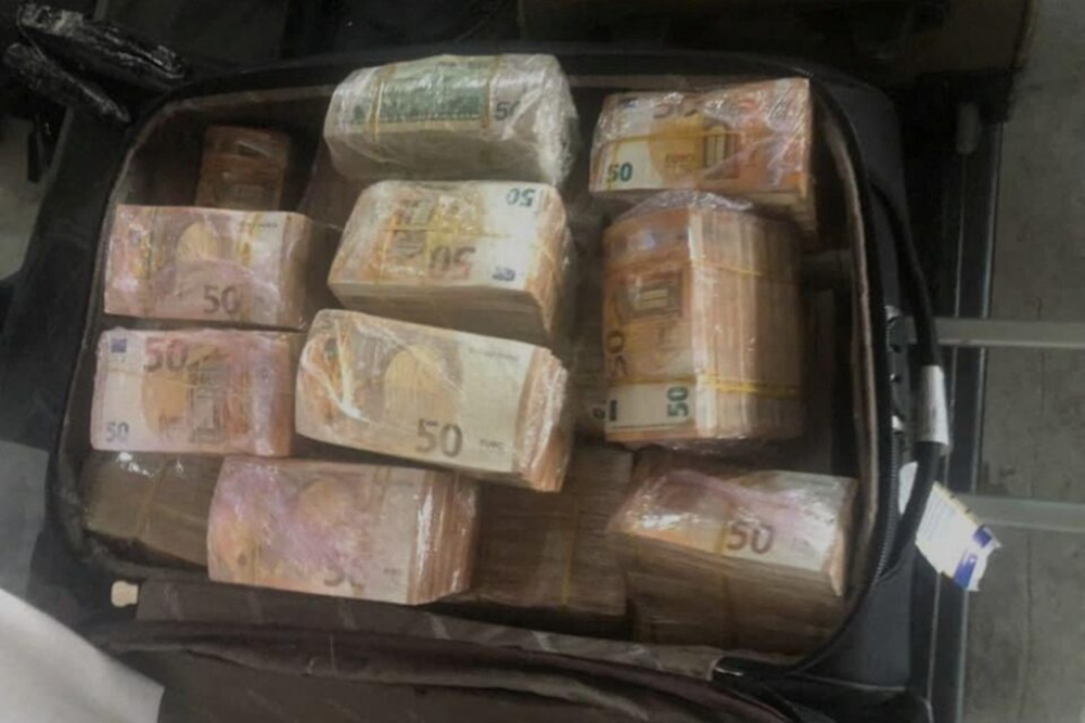 Thu giữ 4 vali chứa 100kg vàng cùng hơn 44 tỷ tiền mặt ngay tại sân bay - ảnh 3