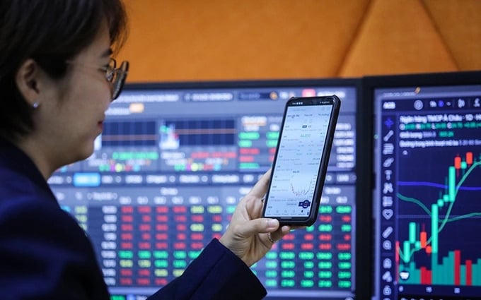 VN-Index tăng hơn 45 điểm, lập đỉnh lịch sử nhờ VIC - VHM và nhóm dầu khí, ngân hàng