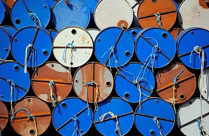 Giá dầu thế giới tăng mạnh trước nguy cơ gián đoạn nguồn cung từ Iran