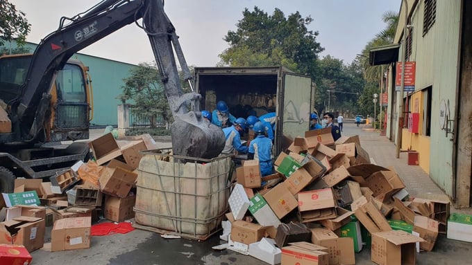 Hưng Yên Phạt gần 98 triệu đồng và tiêu hủy hơn 2.200 chai rượu ngoại