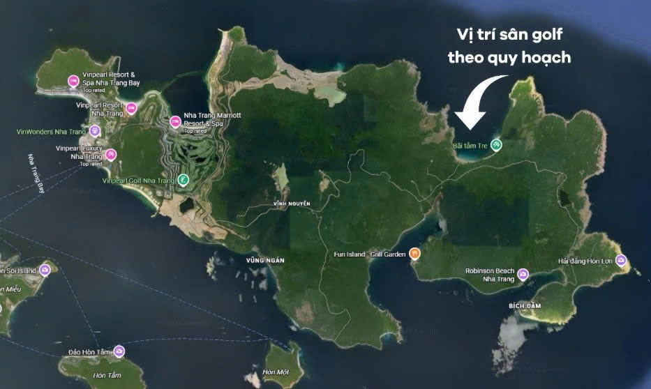 Sân golf nằm tại khu vực Bãi Tre vắt sang Đầm Bấy, một trong những góc đảo tuyệt đẹp và cực riêng tư trên đảo Hòn Tre