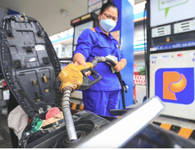 Giá xăng RON 95 giảm về 18.630 đồng/lít