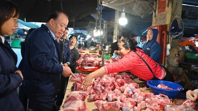 Cục trưởng Trần Hữu Linh khảo sát hoạt động kinh doanh, việc niêm yết giá và nguồn gốc hàng hóa tại chợ Hà Đông (Hà Nội)