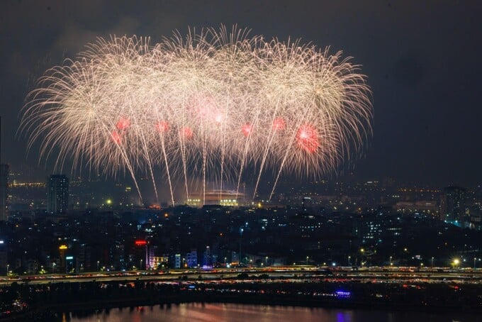 Từ Phú Quốc, Đà Nẵng, Sun Group mang cả bầu trời pháo hoa đỉnh cao ra Thủ đô