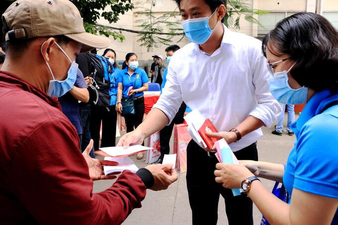 Lương tháng 13, tiền thưởng Tết chịu thuế TNCN như thế nào?