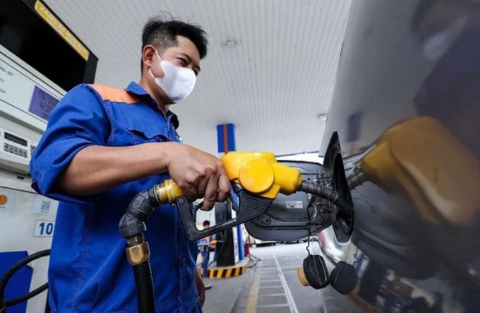 Giá xăng dầu đồng loạt lên, có loại tăng hơn 700 đồng/lít