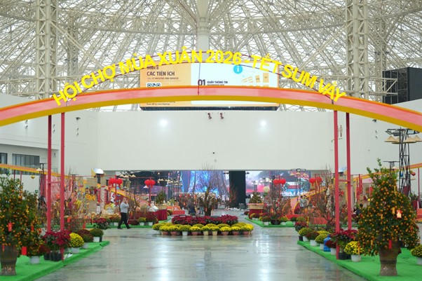 Du khách tự do khám phá và check in cùng muôn loài hoa đang khoe sắc ngay tại Sảnh Chính của sự kiện .