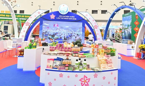 Xuôi về phương Nam, du khách không thể bỏ qua những đặc sản như bánh dừa, nước dừa Bến Tre hay muối tôm Tây Ninh.