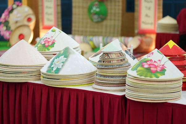 Những nét văn hóa tưởng chừng đã mai một nay sống dậy mạnh mẽ. Khách tham quan thoả sức trải nghiệm các hoạt động truyền thống như làm tò he, vẽ nón…